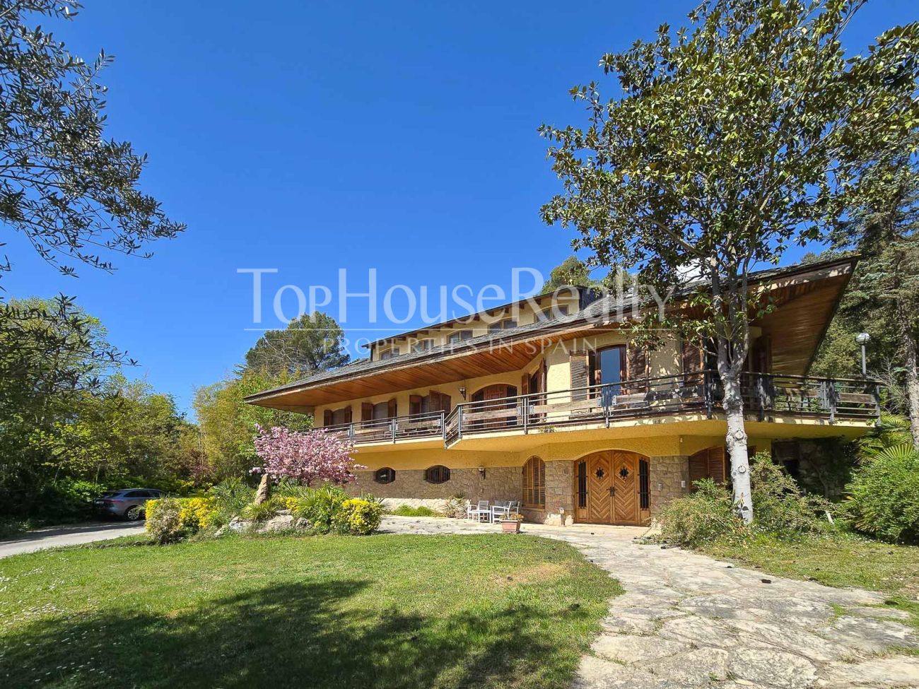 Luxury villa in Begues — unique estate with 6,000 m² plot and high investment potential