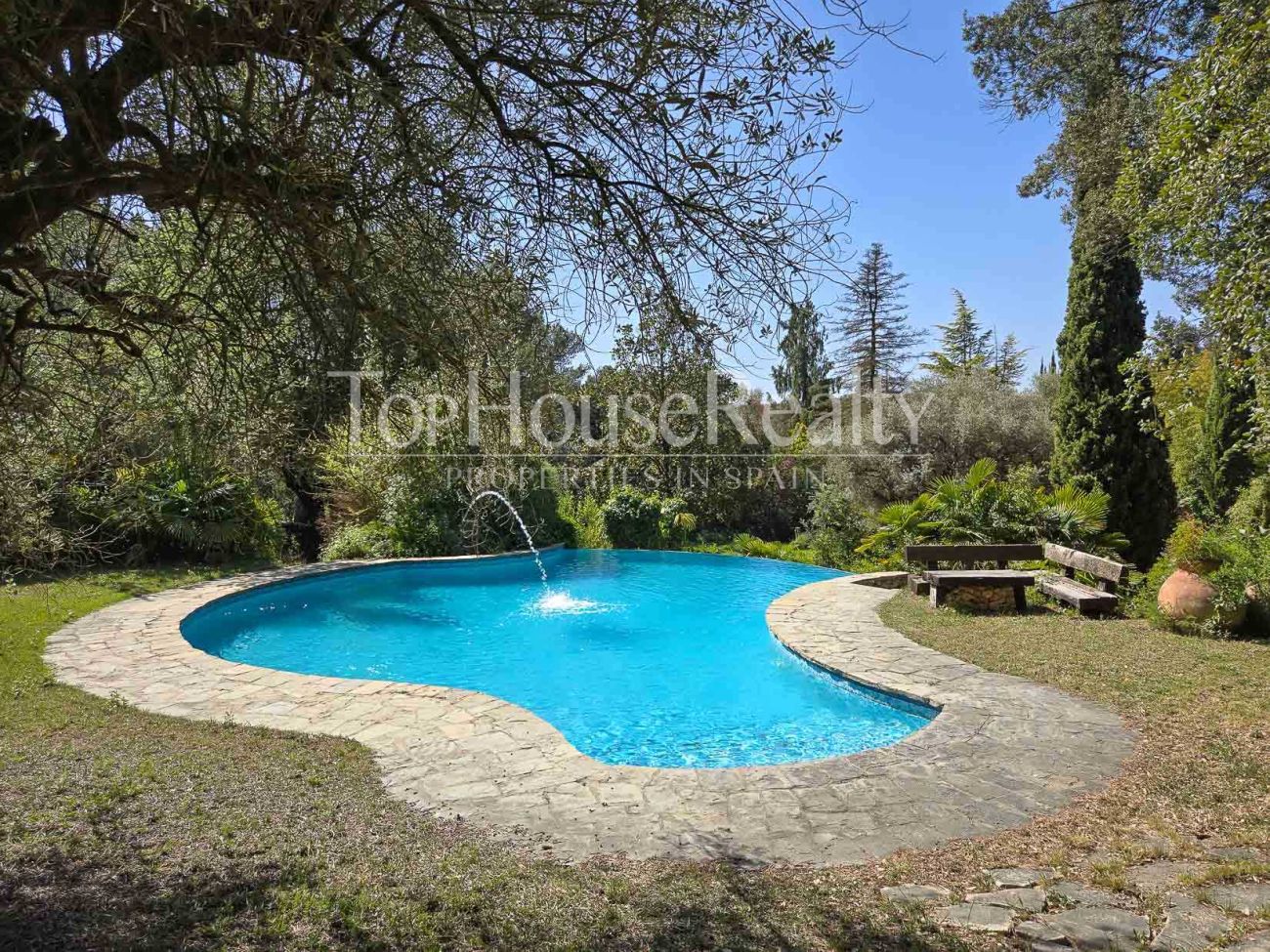 Luxury villa in Begues — unique estate with 6,000 m² plot and high investment potential