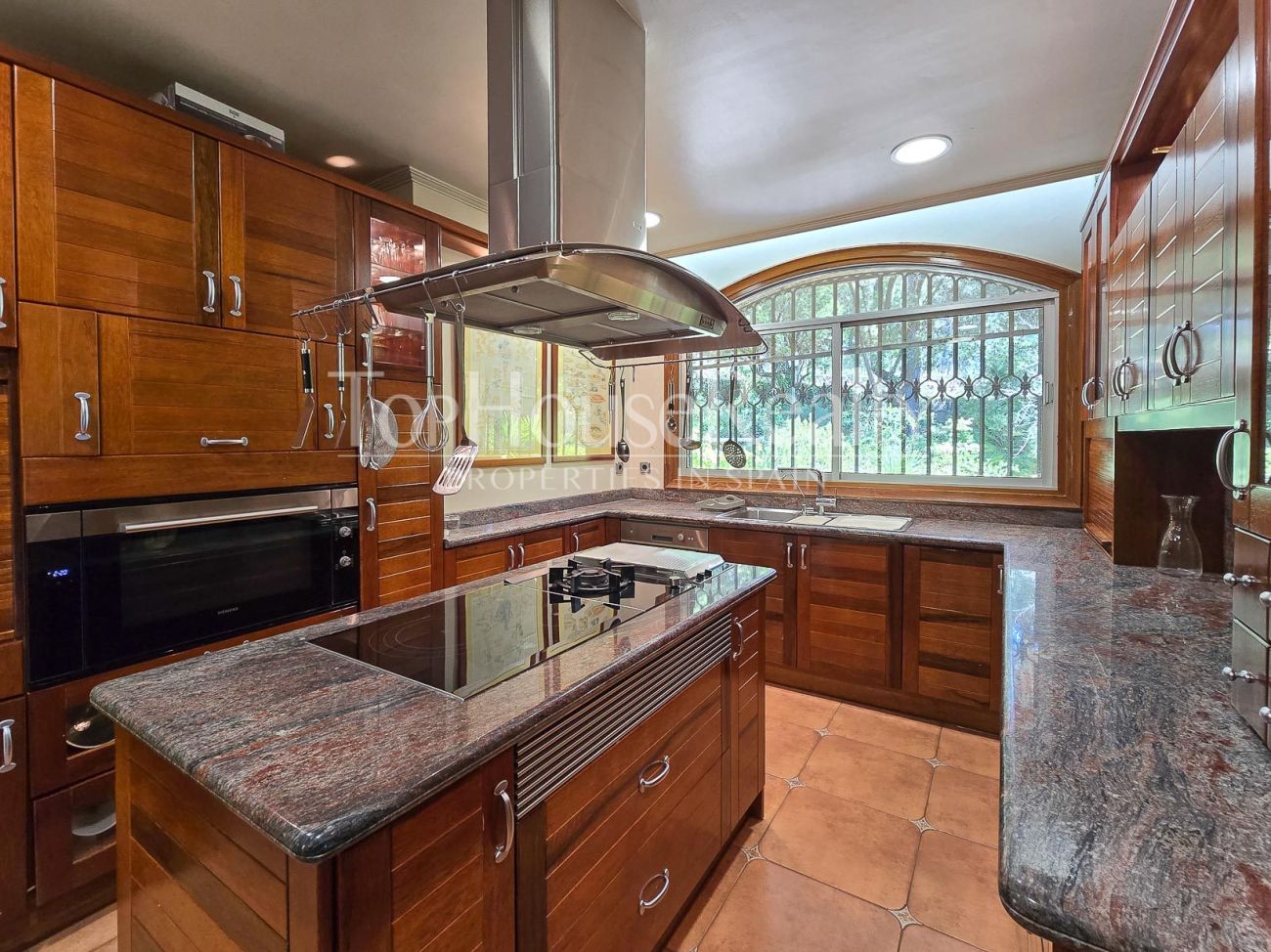 Luxury villa in Begues — unique estate with 6,000 m² plot and high investment potential