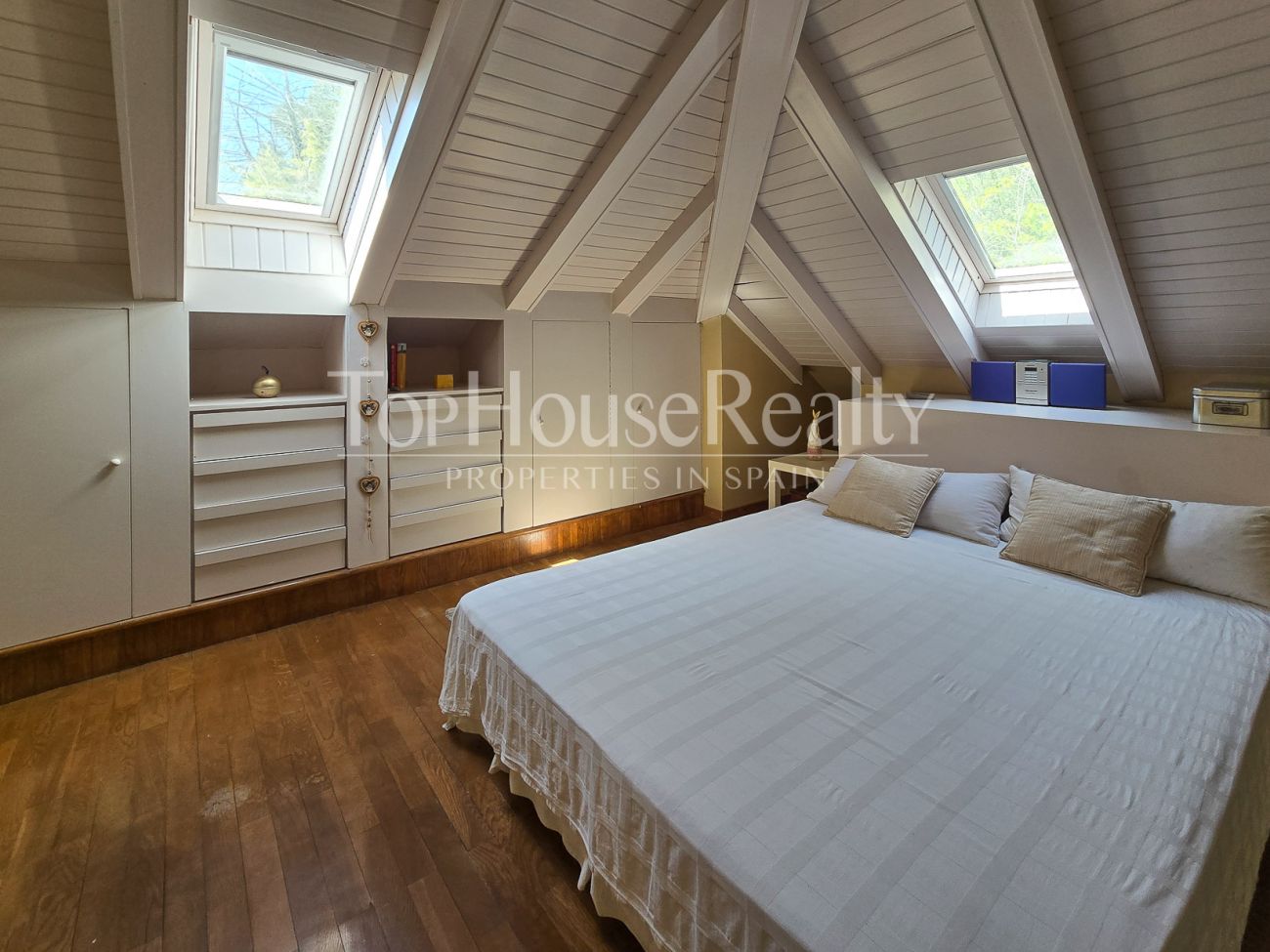 Luxury villa in Begues — unique estate with 6,000 m² plot and high investment potential