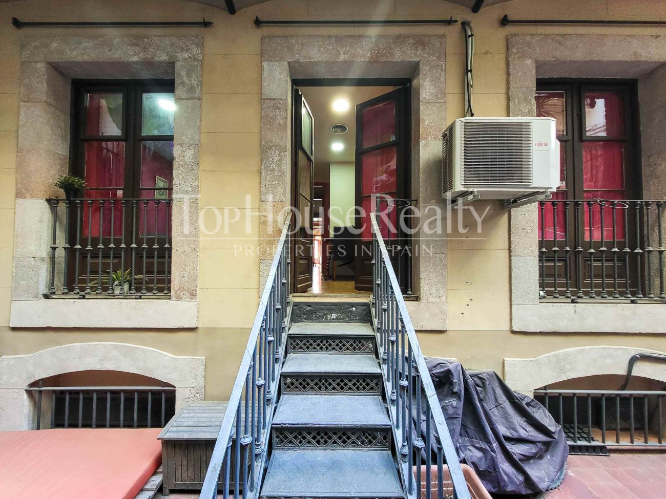 Luxury period property for sale in El Born, Barcelona: prime renovation opportunity on Marquès de l'Argentera