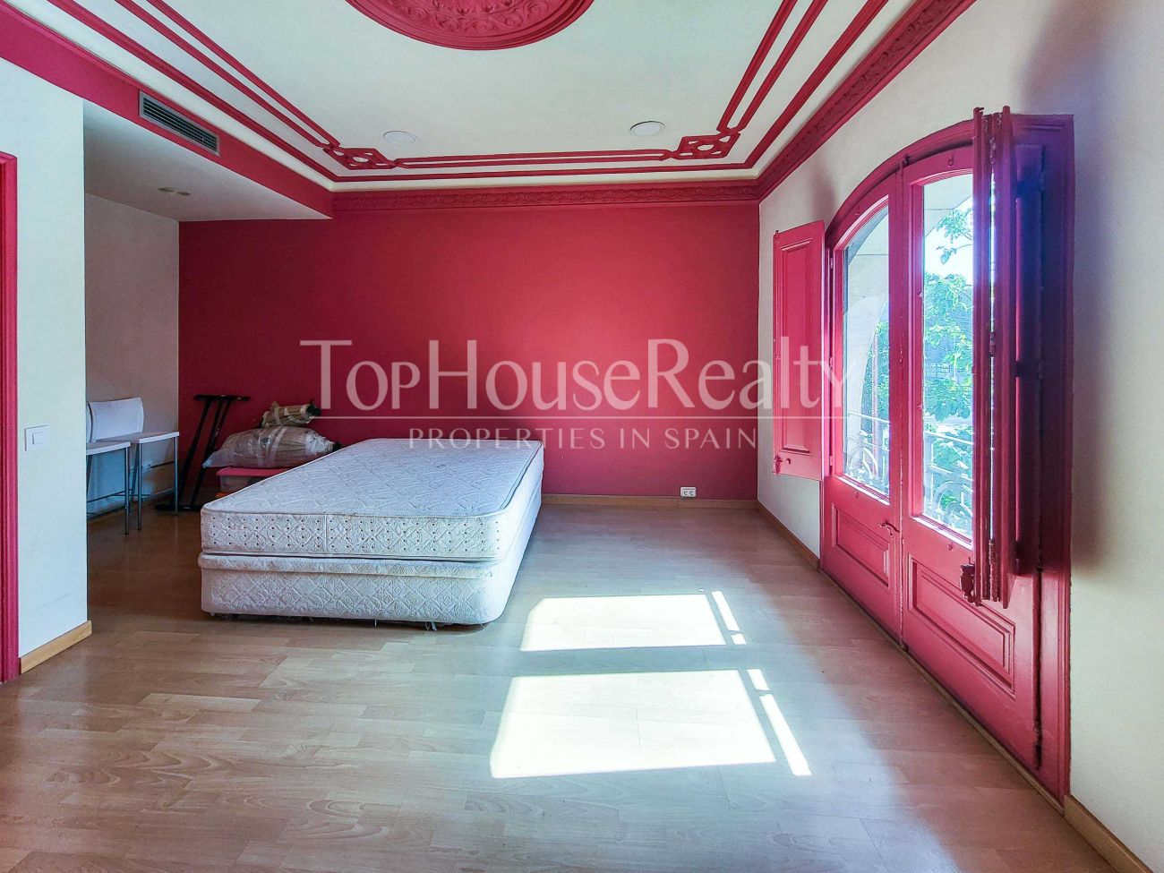 Luxury period property for sale in El Born, Barcelona: prime renovation opportunity on Marquès de l'Argentera