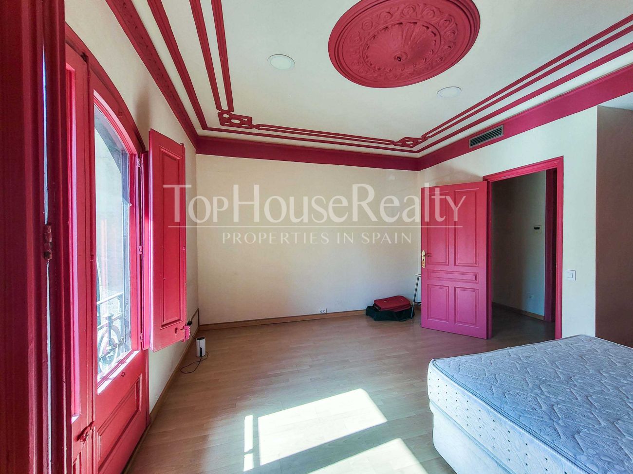 Luxury period property for sale in El Born, Barcelona: prime renovation opportunity on Marquès de l'Argentera