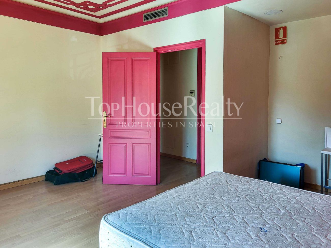 Luxury period property for sale in El Born, Barcelona: prime renovation opportunity on Marquès de l'Argentera