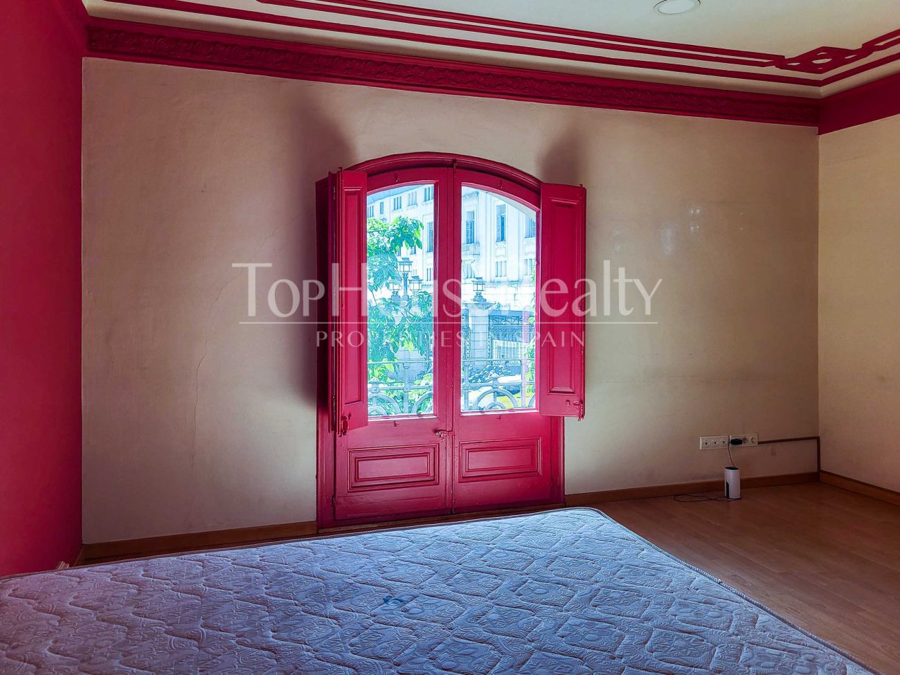 Luxury period property for sale in El Born, Barcelona: prime renovation opportunity on Marquès de l'Argentera