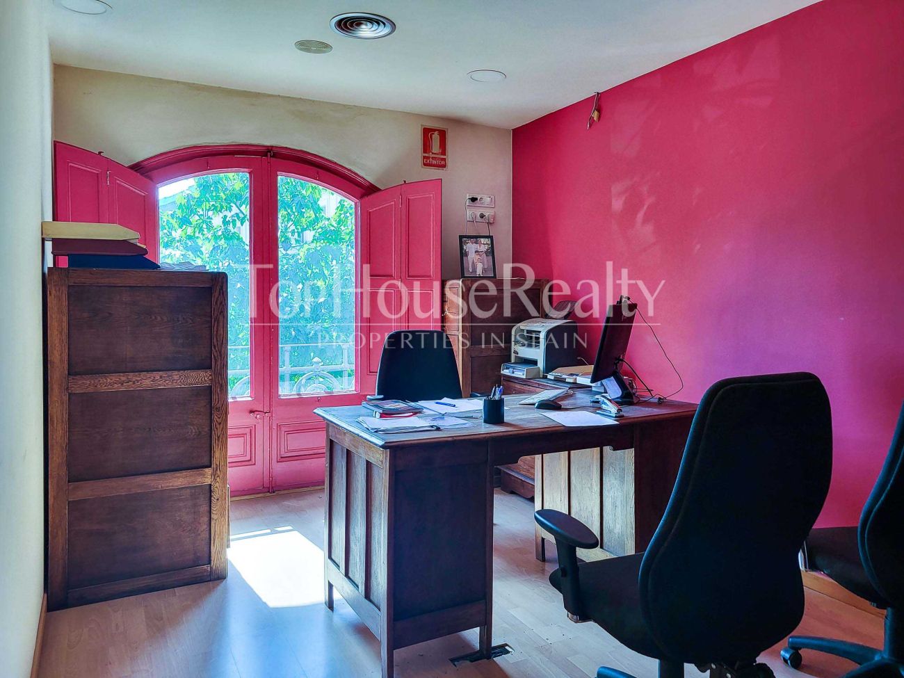 Luxury period property for sale in El Born, Barcelona: prime renovation opportunity on Marquès de l'Argentera