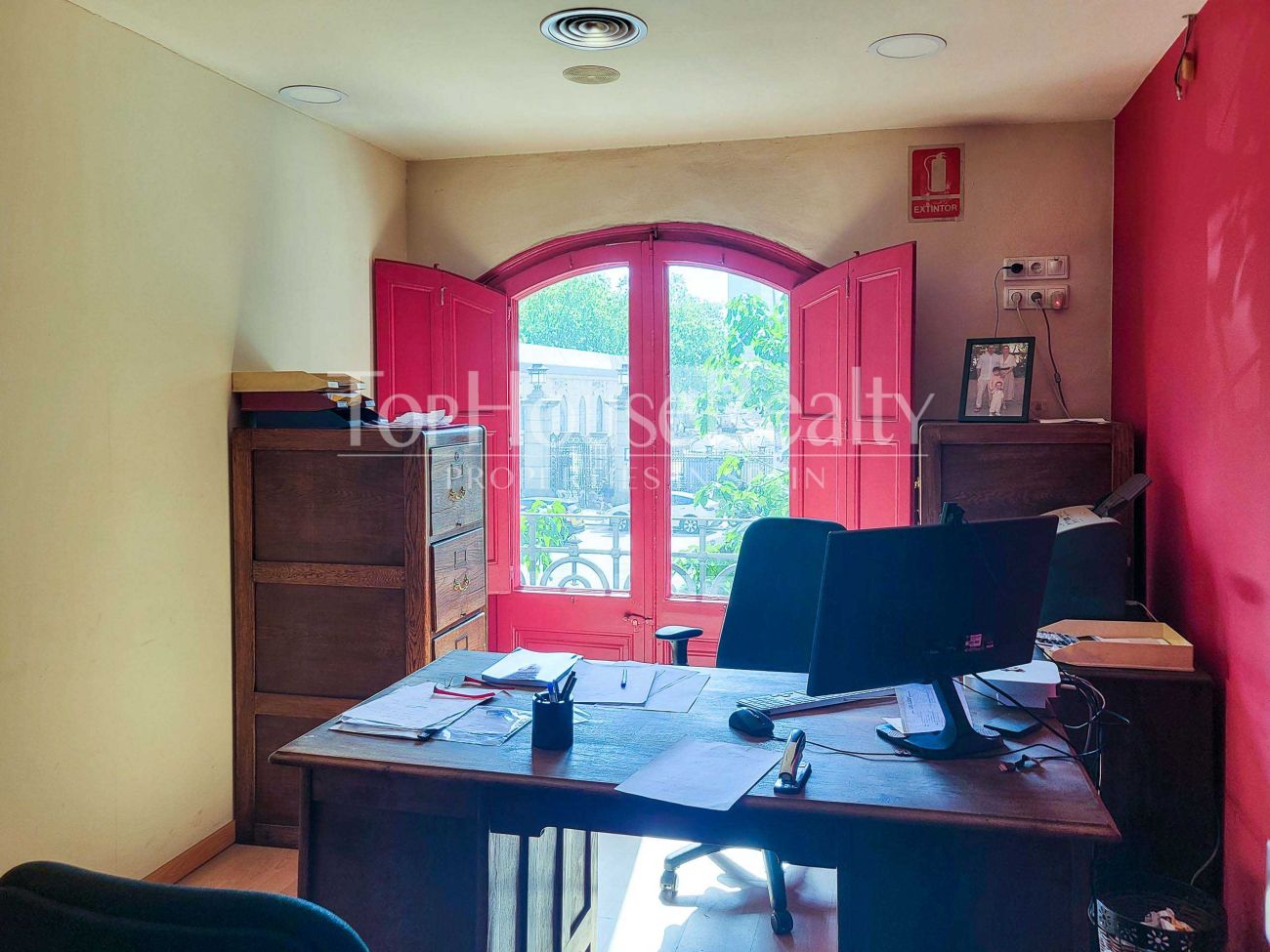 Luxury period property for sale in El Born, Barcelona: prime renovation opportunity on Marquès de l'Argentera