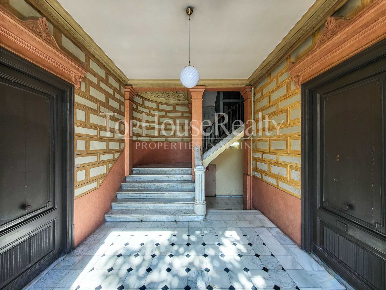 Luxury period property for sale in El Born, Barcelona: prime renovation opportunity on Marquès de l'Argentera