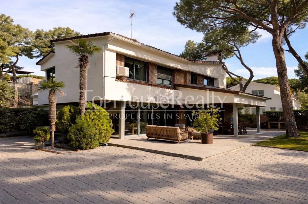 Villa for rent in Castelldefels Playa — second line to the sea with garden, pool and sauna