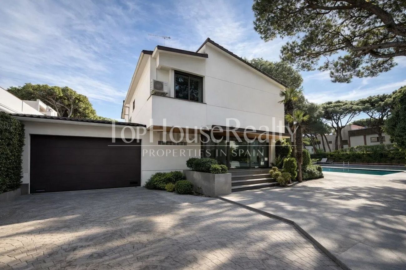 Villa for rent in Castelldefels Playa — second line to the sea with garden, pool and sauna