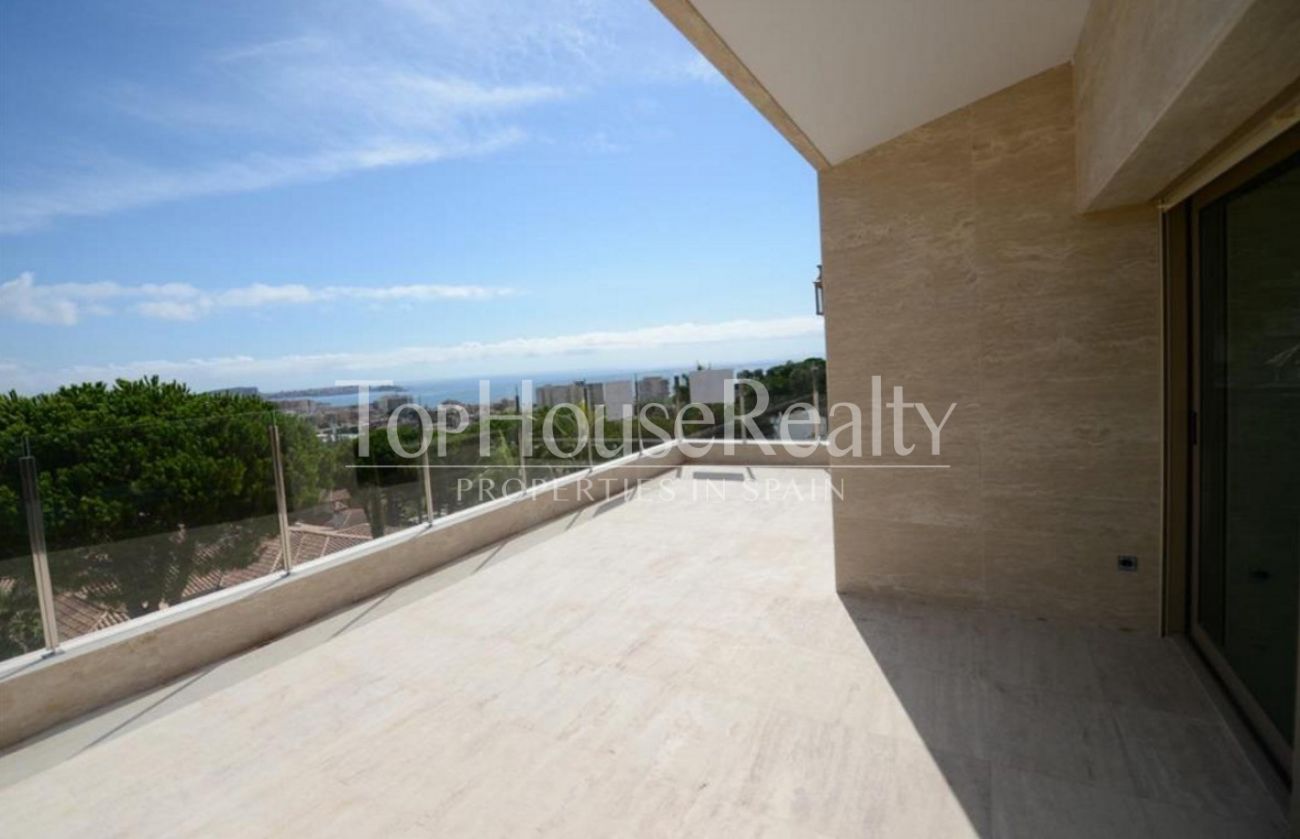 Stunning new home with views in Calonge