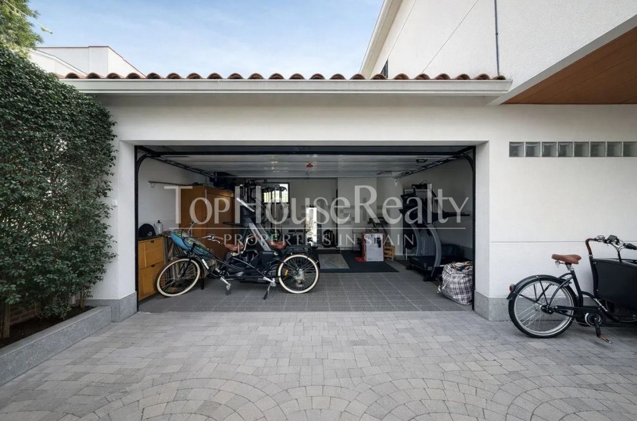 Villa for rent in Castelldefels Playa — second line to the sea with garden, pool and sauna