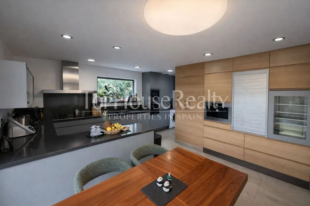 Villa for rent in Castelldefels Playa — second line to the sea with garden, pool and sauna