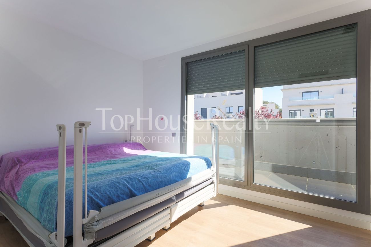 Townhouse in El Vinyet, Sitges — private garden and 5 minutes from the beach