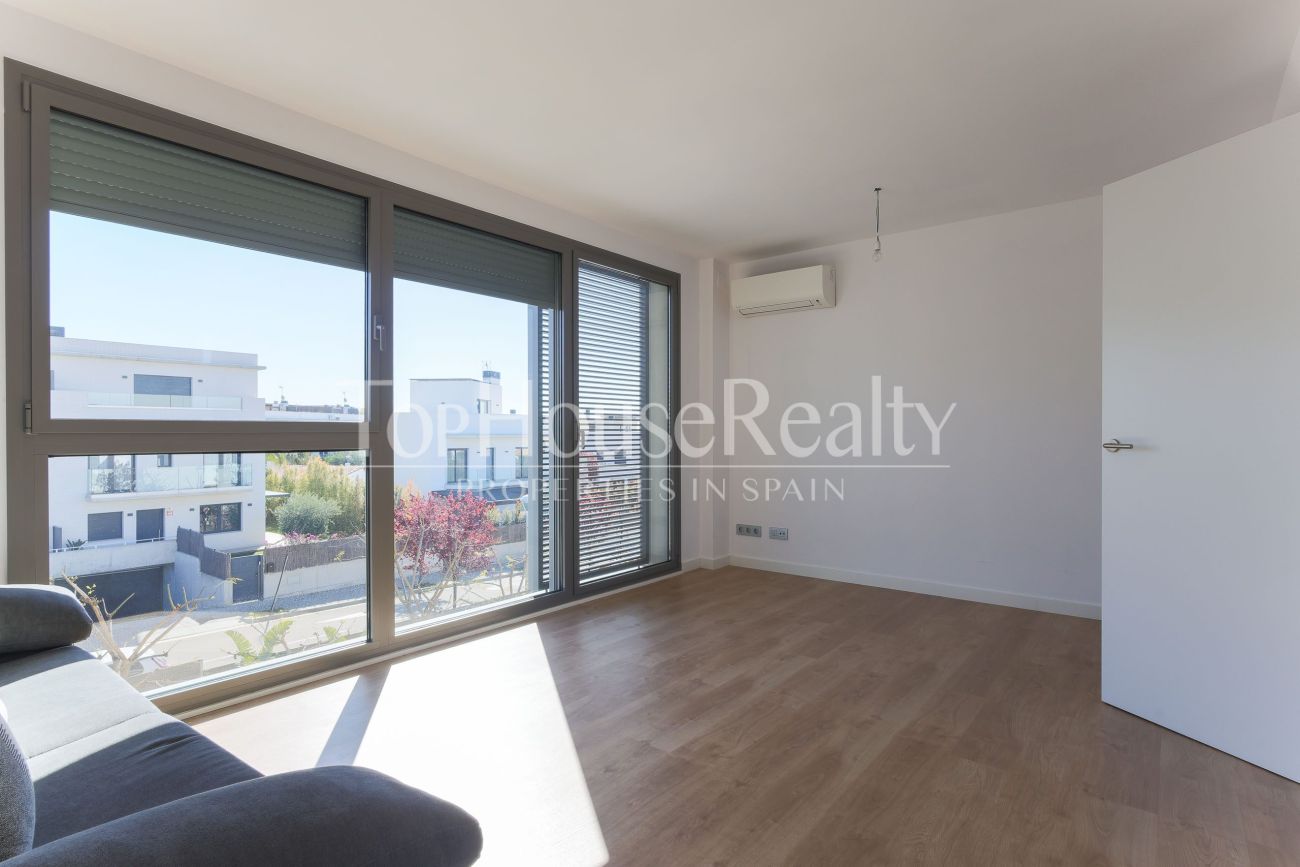 Townhouse in El Vinyet, Sitges — private garden and 5 minutes from the beach