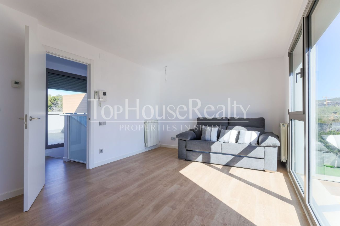 Townhouse in El Vinyet, Sitges — private garden and 5 minutes from the beach