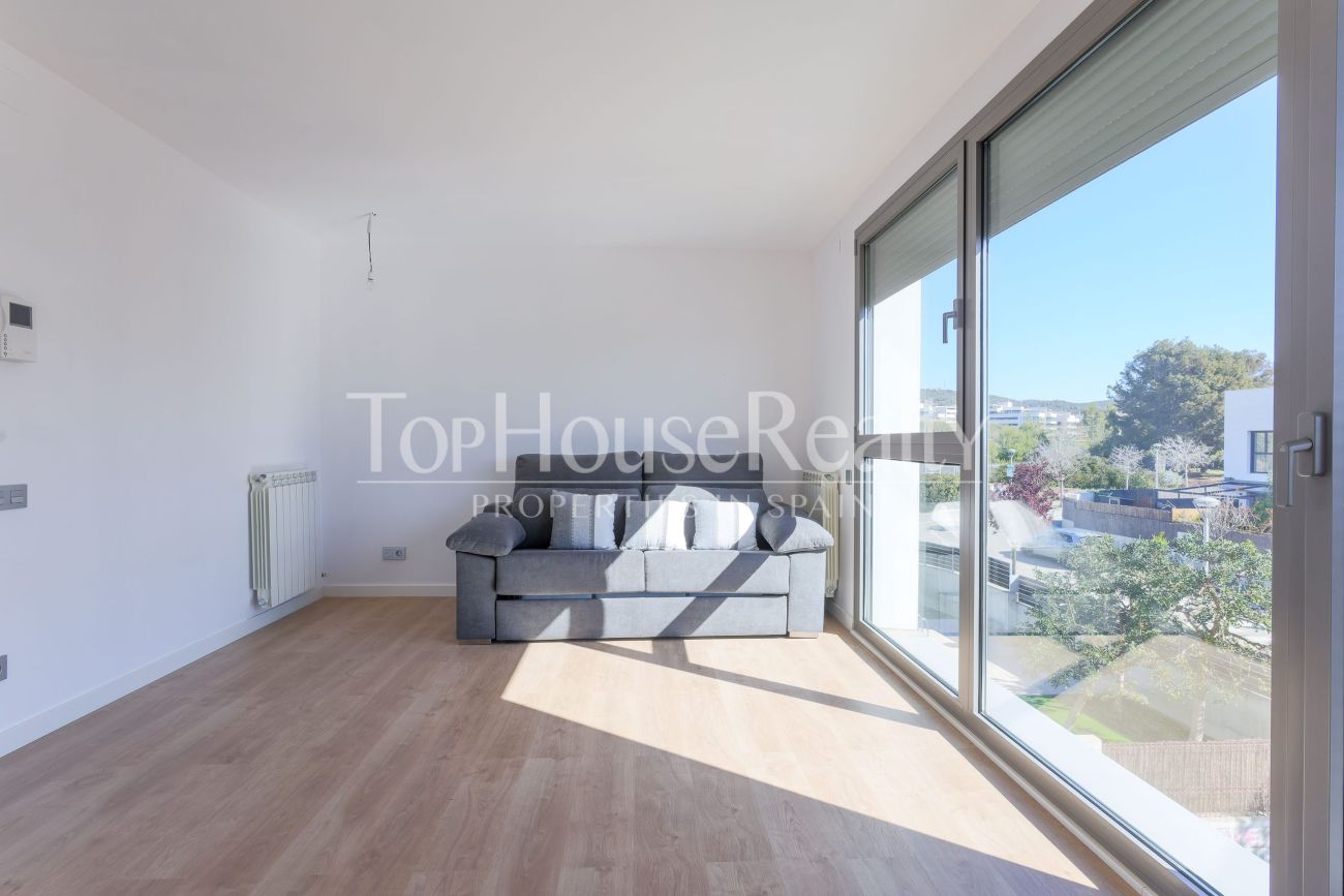 Townhouse in El Vinyet, Sitges — private garden and 5 minutes from the beach