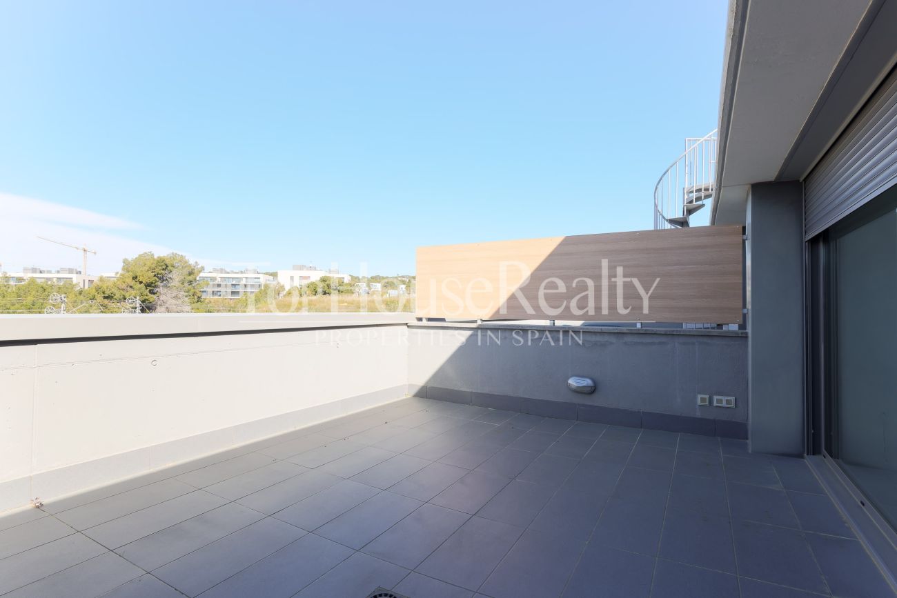 Townhouse in El Vinyet, Sitges — private garden and 5 minutes from the beach