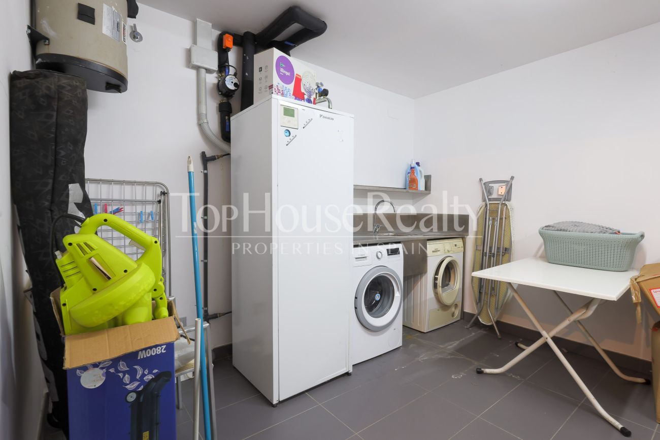 Townhouse in El Vinyet, Sitges — private garden and 5 minutes from the beach