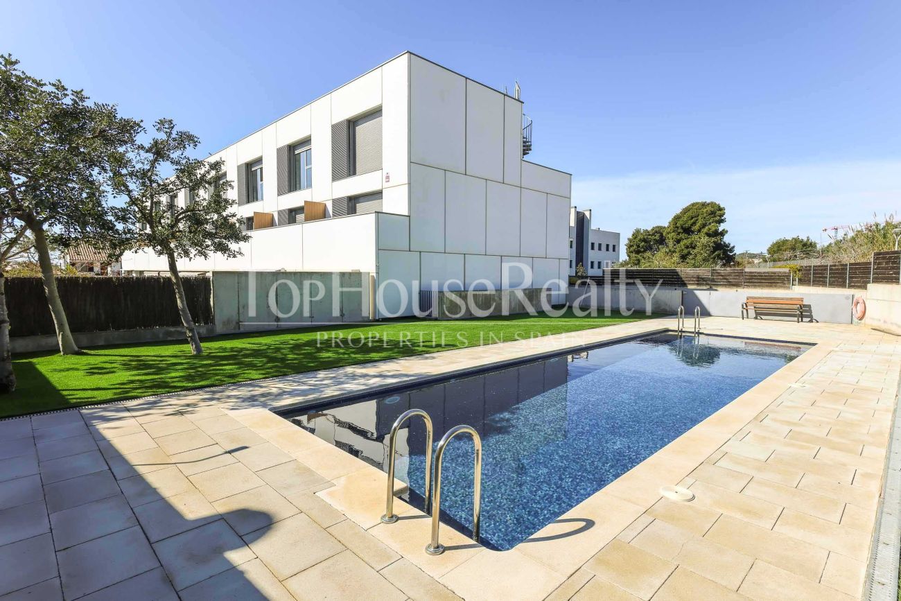 Townhouse in El Vinyet, Sitges — private garden and 5 minutes from the beach