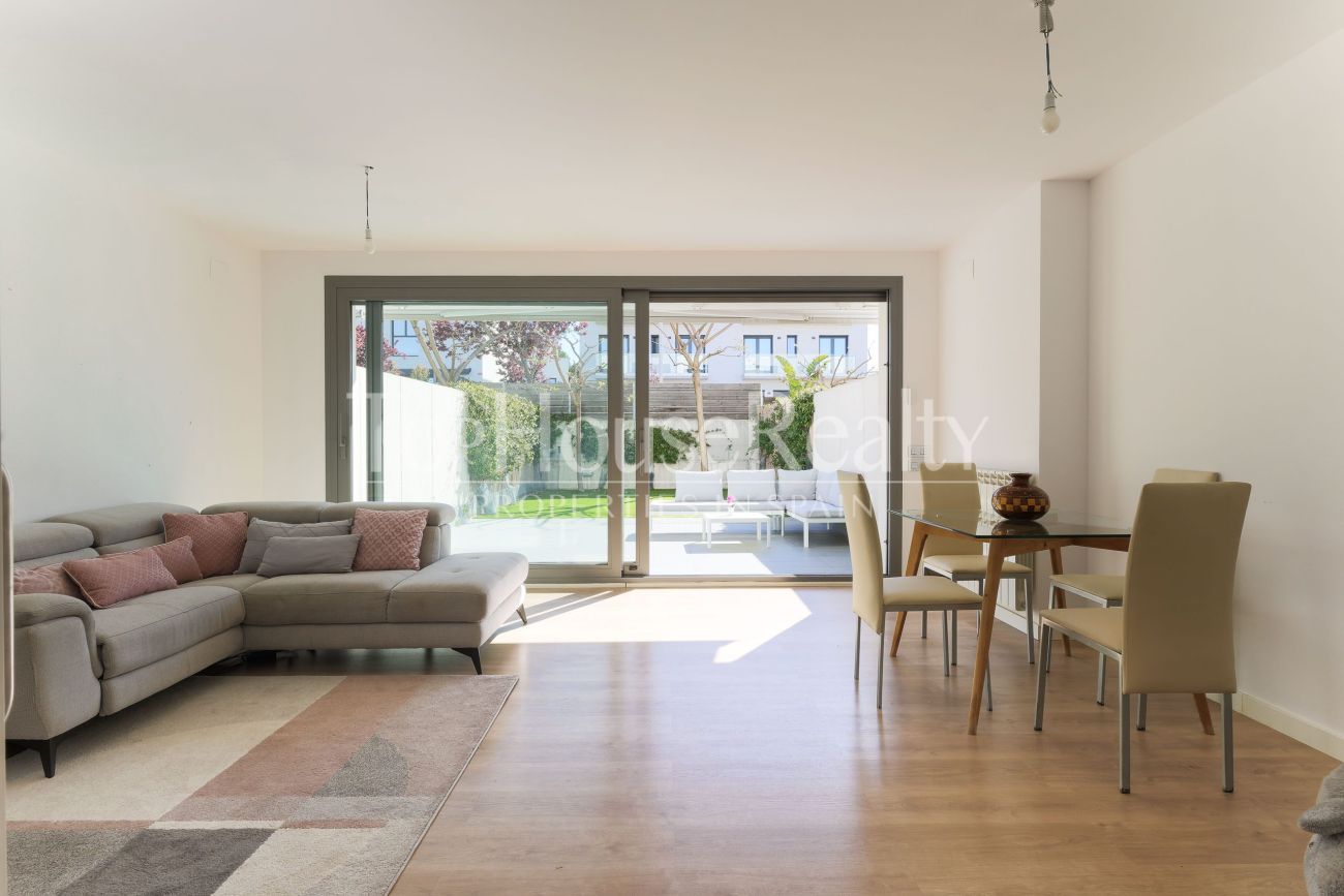 Townhouse in El Vinyet, Sitges — private garden and 5 minutes from the beach