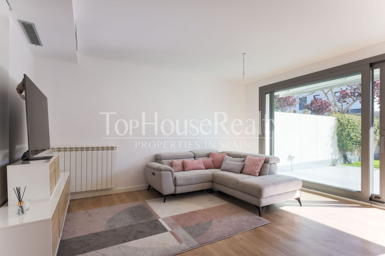 Townhouse in El Vinyet, Sitges — private garden and 5 minutes from the beach