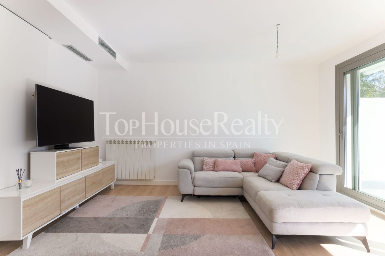 Townhouse in El Vinyet, Sitges — private garden and 5 minutes from the beach