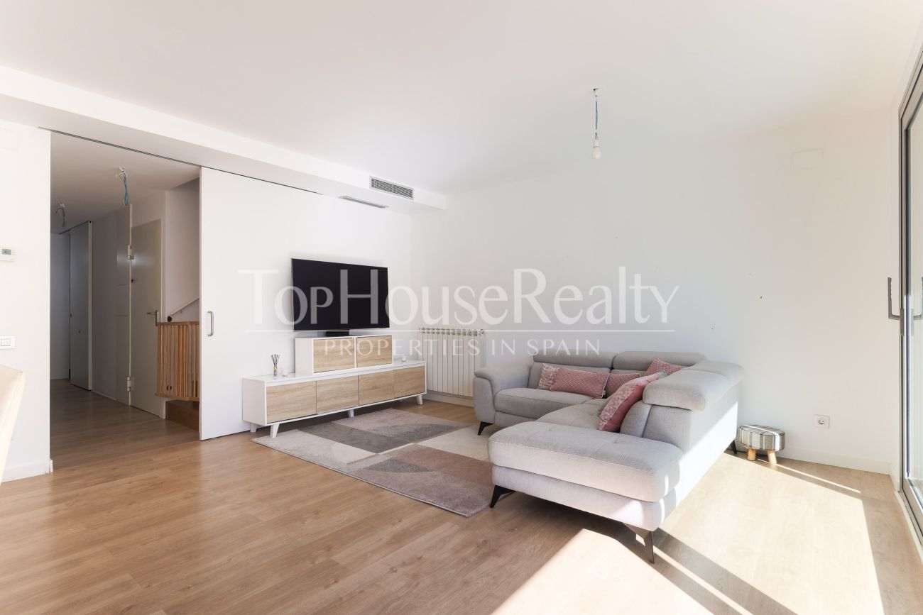 Townhouse in El Vinyet, Sitges — private garden and 5 minutes from the beach