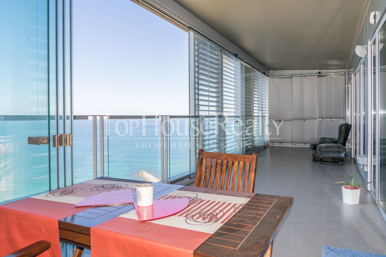 Apartment on the first line of the sea with a stunning view
