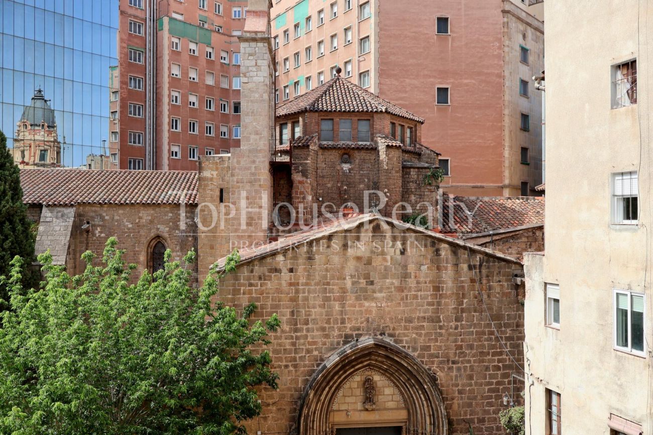 Apartment for sale in the Gothic Quarter, Barcelona — historic building with church views