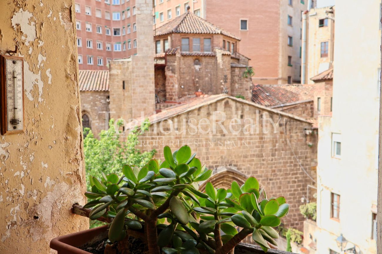 Apartment for sale in the Gothic Quarter, Barcelona — historic building with church views