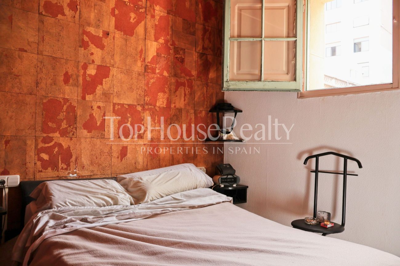 Apartment for sale in the Gothic Quarter, Barcelona — historic building with church views