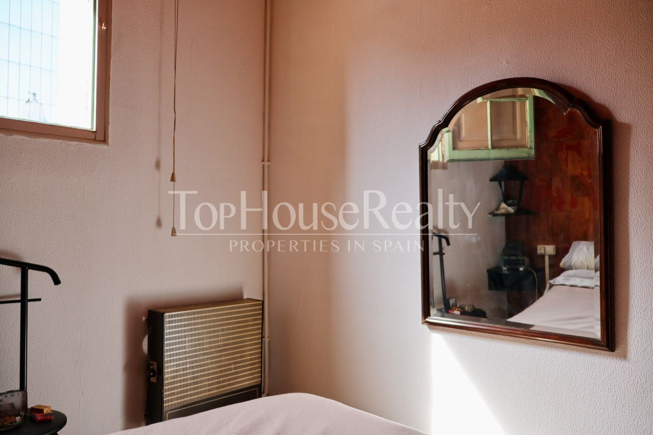 Apartment for sale in the Gothic Quarter, Barcelona — historic building with church views