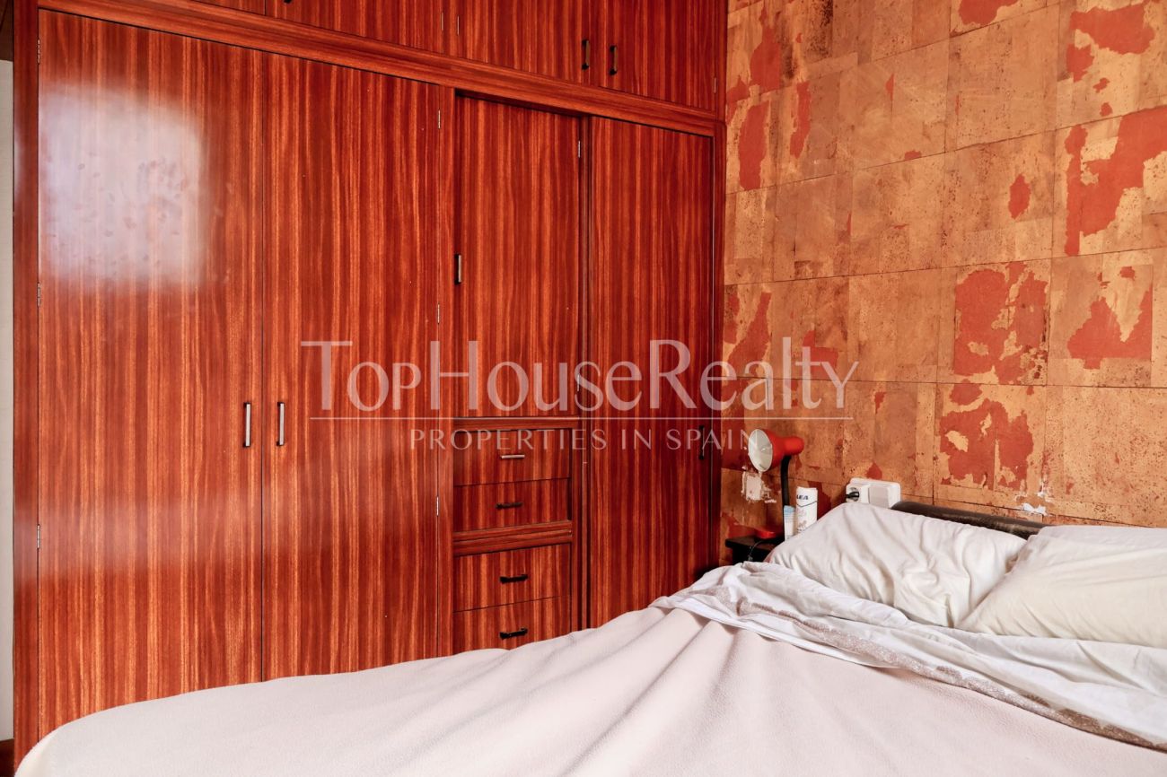 Apartment for sale in the Gothic Quarter, Barcelona — historic building with church views