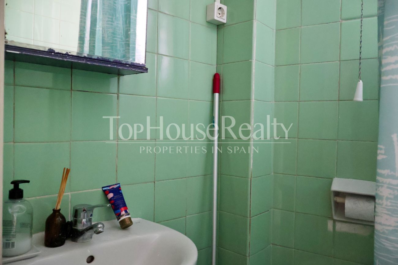 Apartment for sale in the Gothic Quarter, Barcelona — historic building with church views