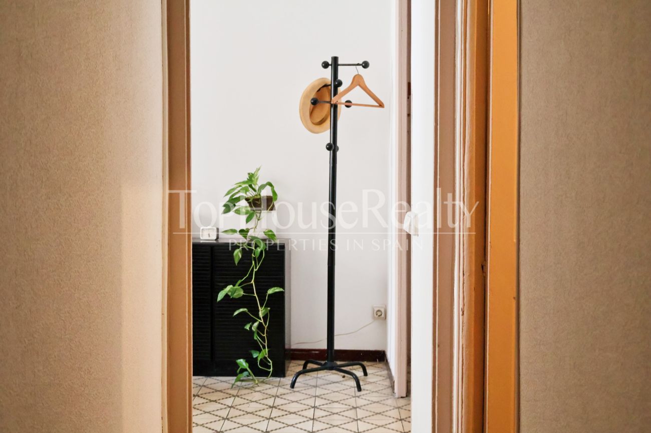 Apartment for sale in the Gothic Quarter, Barcelona — historic building with church views