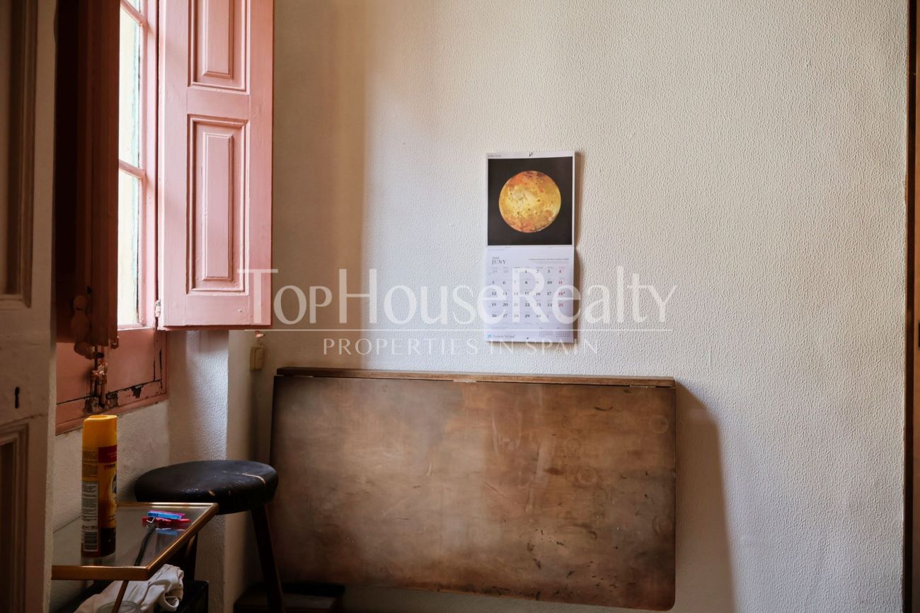 Apartment for sale in the Gothic Quarter, Barcelona — historic building with church views