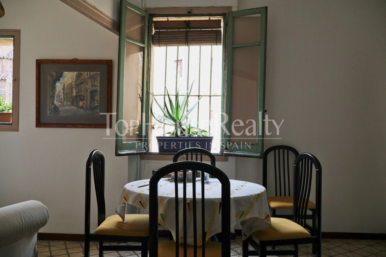 Apartment for sale in the Gothic Quarter, Barcelona — historic building with church views