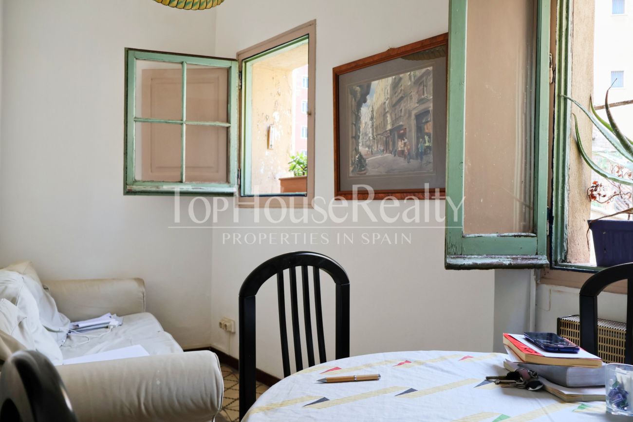 Apartment for sale in the Gothic Quarter, Barcelona — historic building with church views