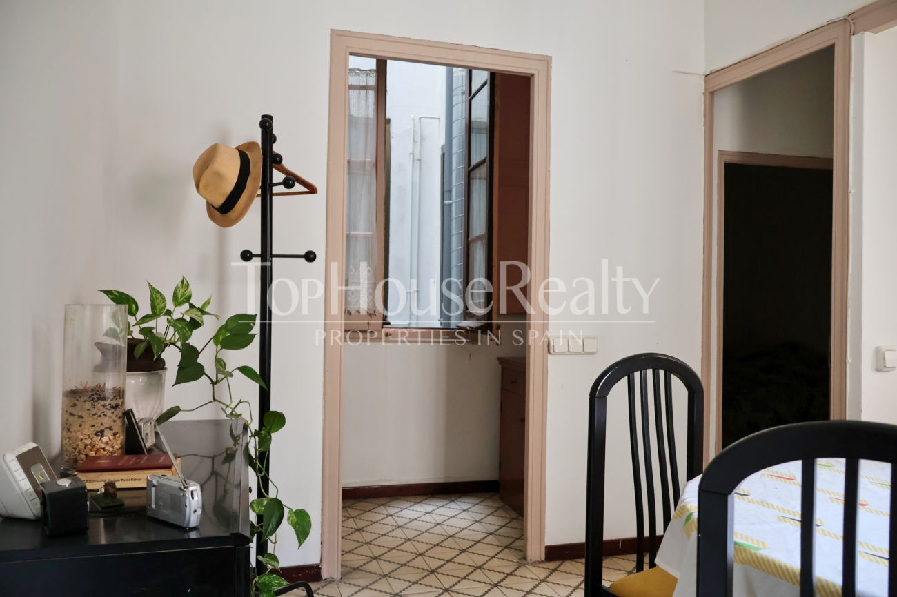 Apartment for sale in the Gothic Quarter, Barcelona — historic building with church views