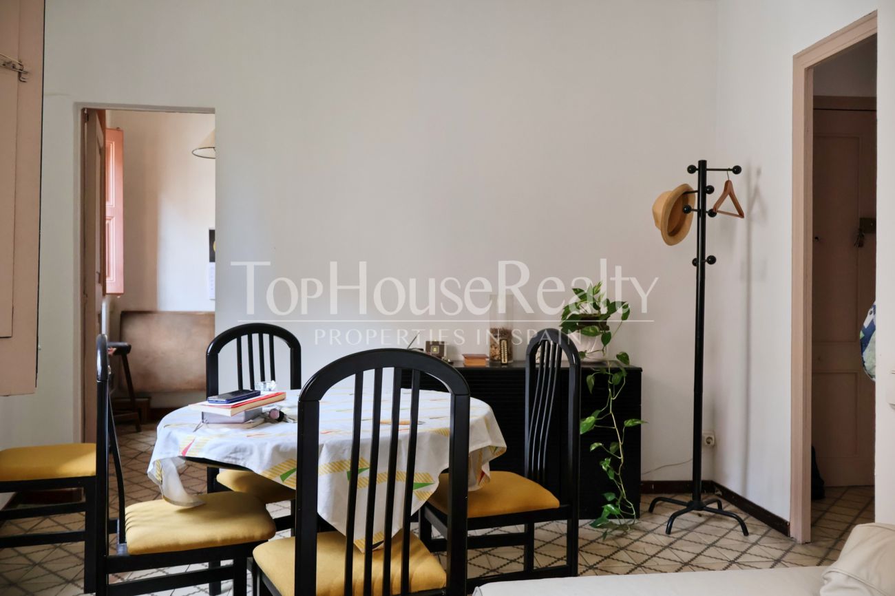Apartment for sale in the Gothic Quarter, Barcelona — historic building with church views