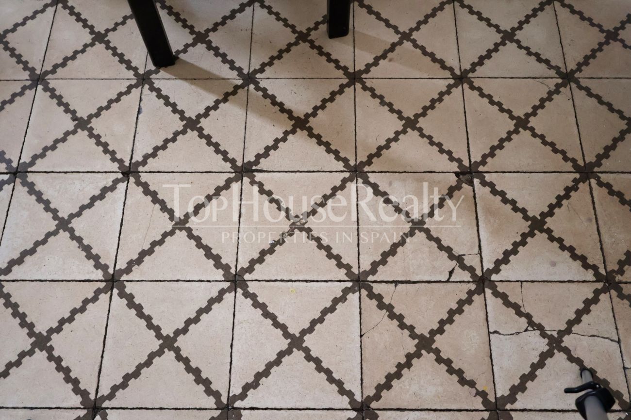 Apartment for sale in the Gothic Quarter, Barcelona — historic building with church views