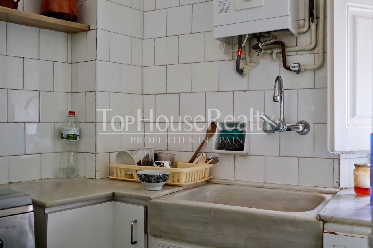 Apartment for sale in the Gothic Quarter, Barcelona — historic building with church views