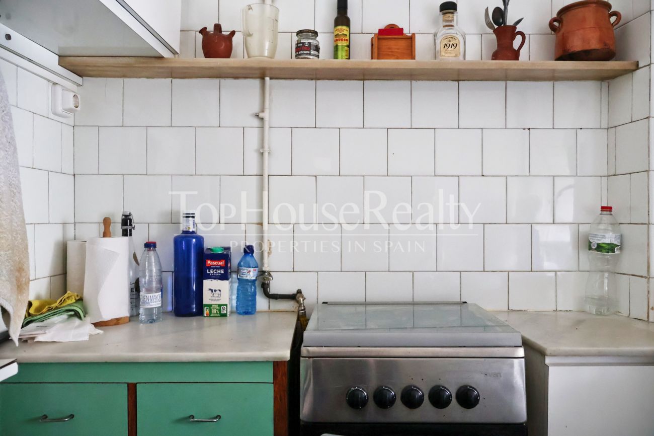 Apartment for sale in the Gothic Quarter, Barcelona — historic building with church views