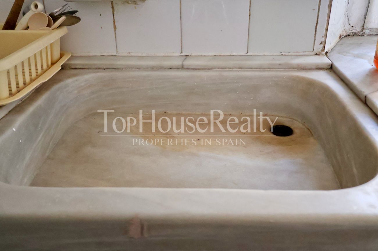 Apartment for sale in the Gothic Quarter, Barcelona — historic building with church views