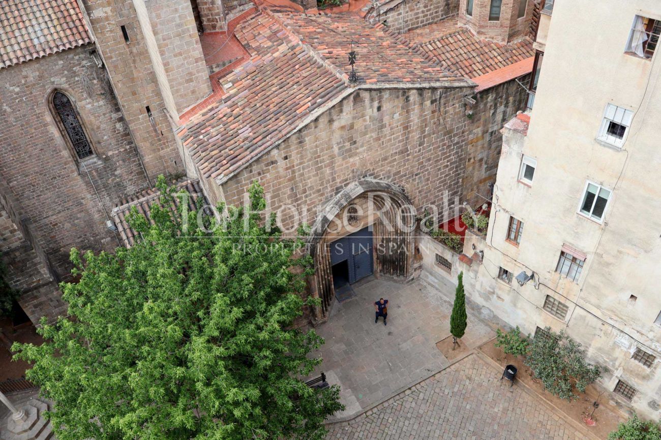 Apartment for sale in the Gothic Quarter, Barcelona — historic building with church views