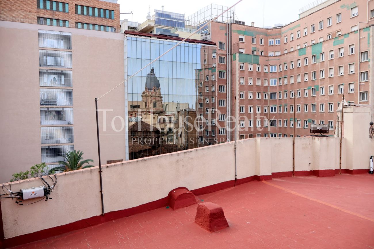 Apartment for sale in the Gothic Quarter, Barcelona — historic building with church views