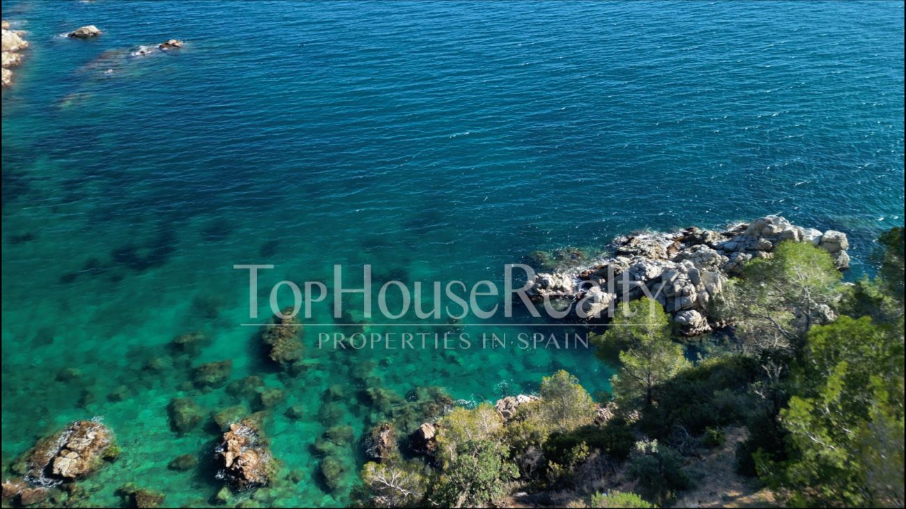 Exceptional plot with private beach