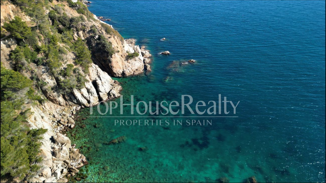 Exceptional plot with private beach