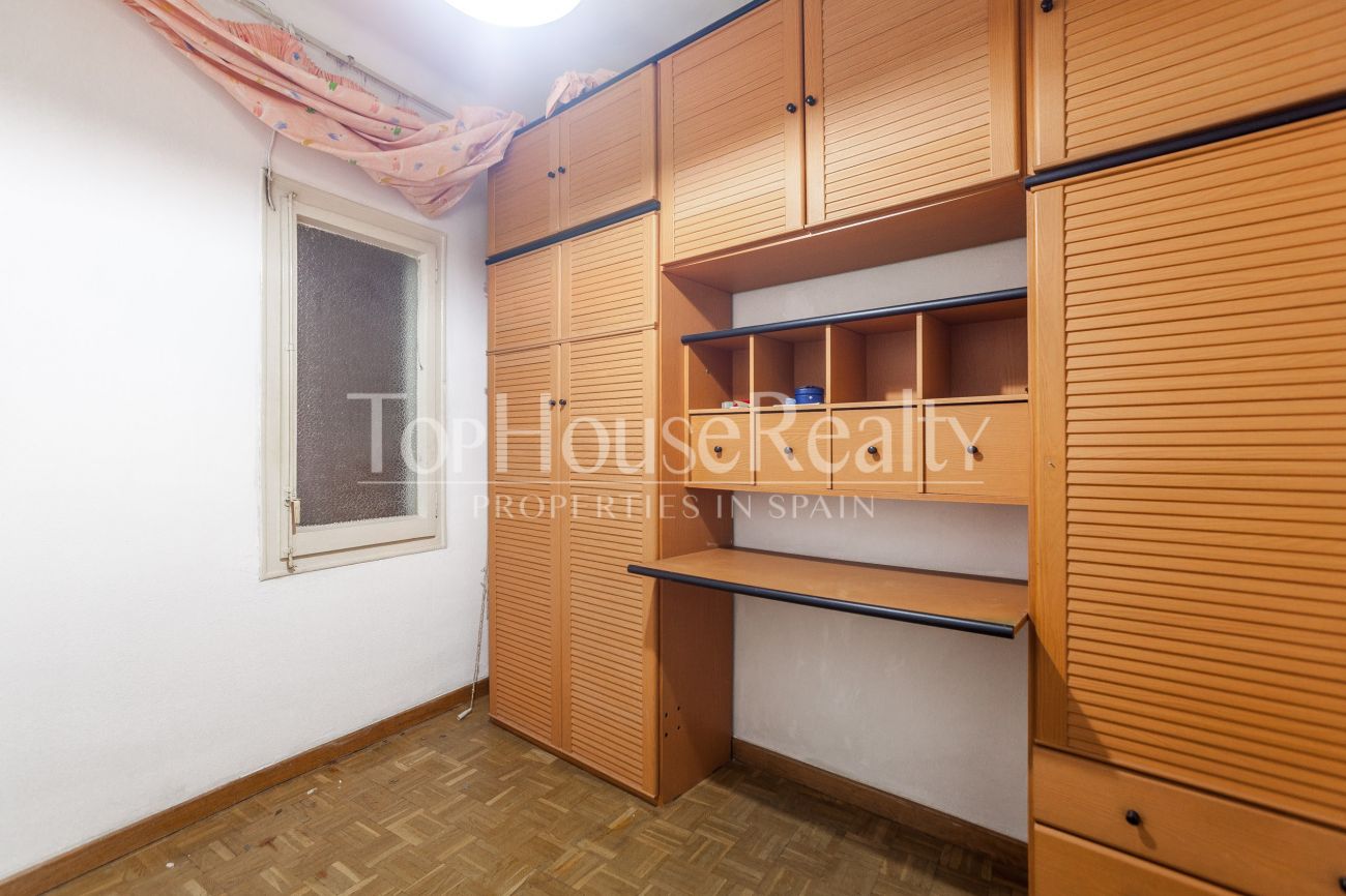 Charming Apartment for Renovation in Font de la Guatlla, at the Foot of Montjuic